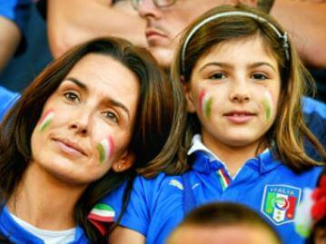 Elisabetta Muscarello with her daughter supporting Antonio Conte and his team.